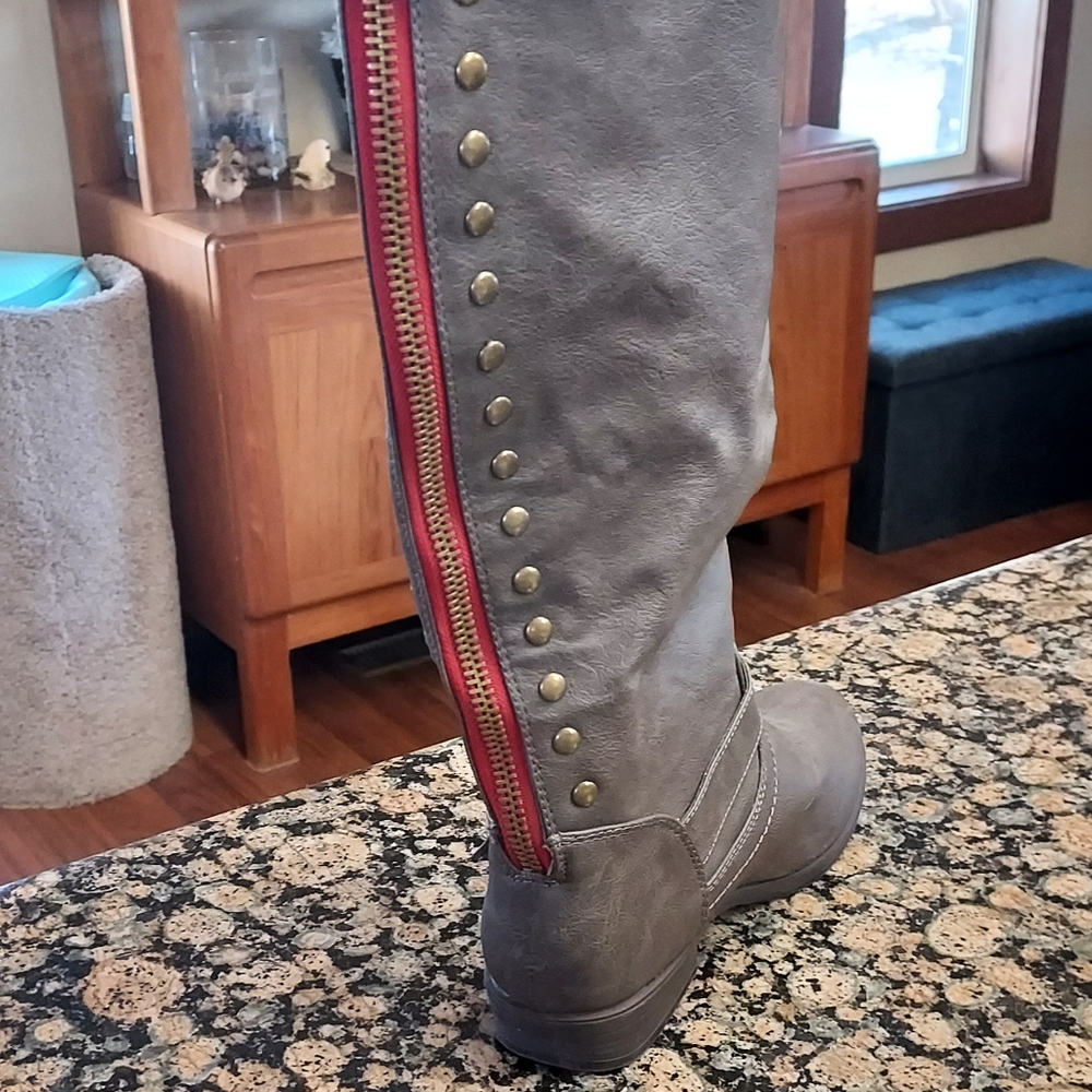 Tall boots - Picture 2 of 3